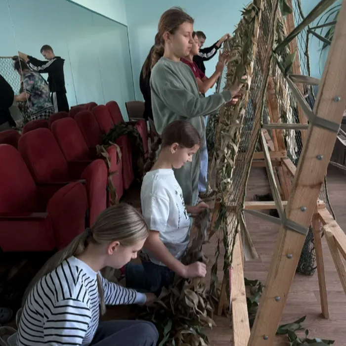 На днях ездили с нашими волонтерами плести очередную маскировочную сеть